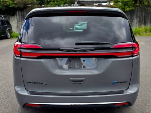 Used 2022 Chrysler Pacifica Limited w/ S Appearance Package FWD image 6
