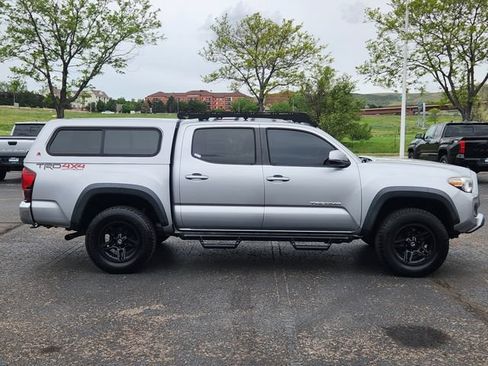Used 2019 Toyota Tacoma TRD Off-Road AWD/4WD image 7