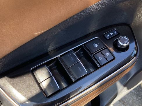 Certified 2025 Toyota Crown Signia XLE image 23