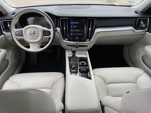 Used 2020 Volvo S60 T5 Momentum image 10
