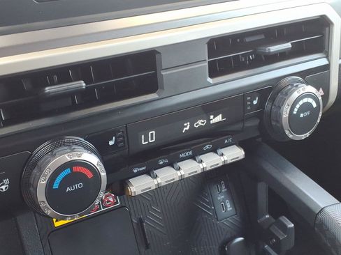 Certified 2025 Toyota Tacoma SR5 AWD/4WD image 18