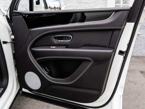 Used 2022 Bentley Bentayga image 40