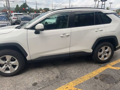 Used 2021 Toyota RAV4 XLE FWD image 2