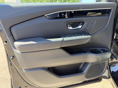 Used 2023 Honda Pilot Touring image 11