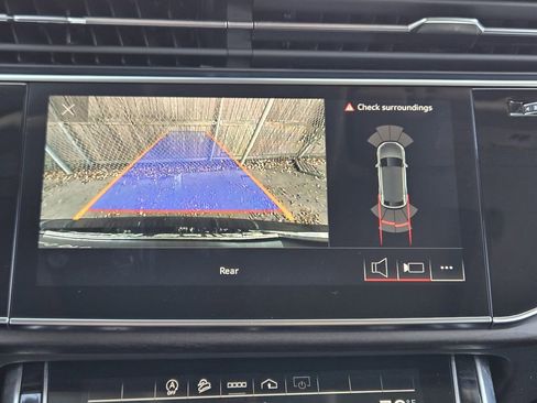 Used 2023 Audi Q8 Premium image 21