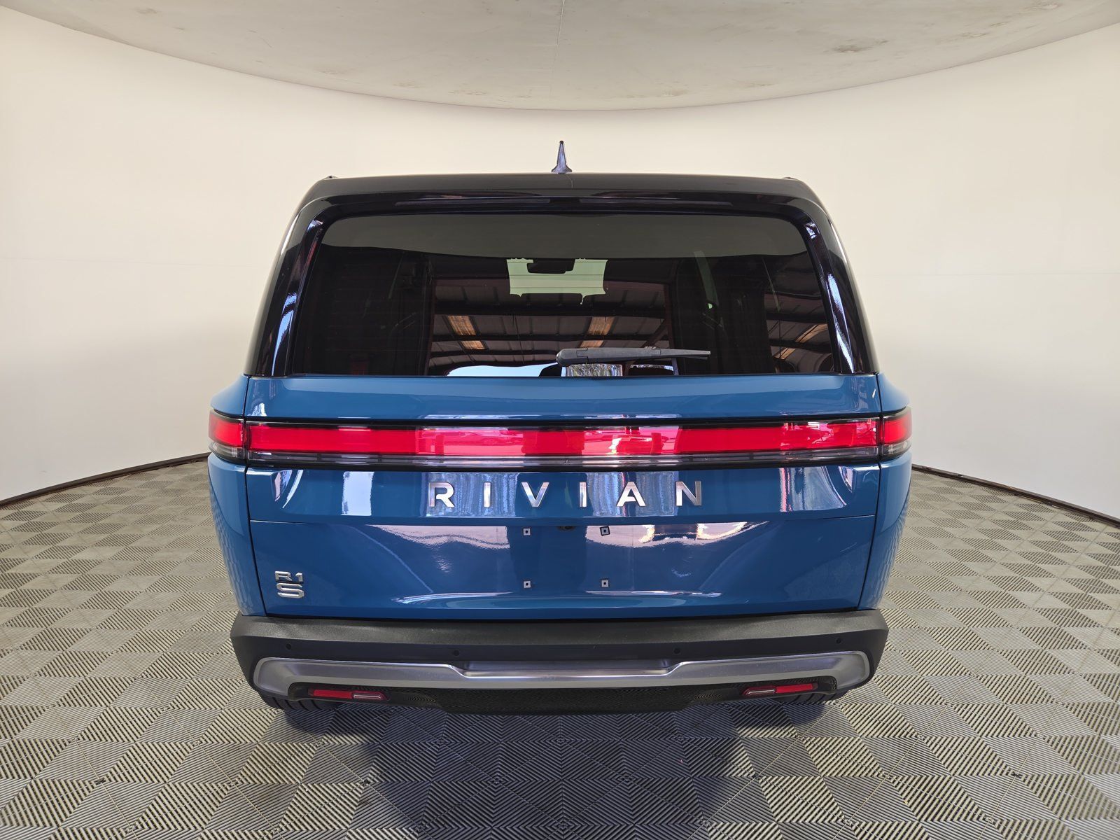 Used 2025 Rivian R1S Adventure Dual AWD/4WD image 4