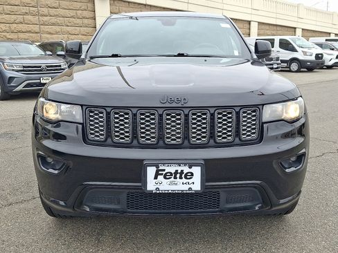Used 2017 Jeep Grand Cherokee Altitude image 2