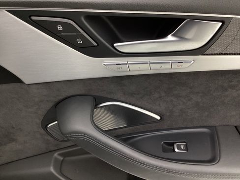 Used 2013 Audi S8 image 39