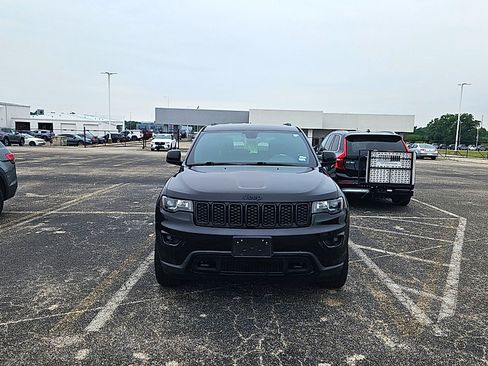 Used 2019 Jeep Grand Cherokee Laredo RWD image 2