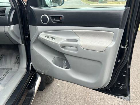 Used 2011 Toyota Tacoma 4x4 Double Cab w/ SR5 Pkg #2 image 17