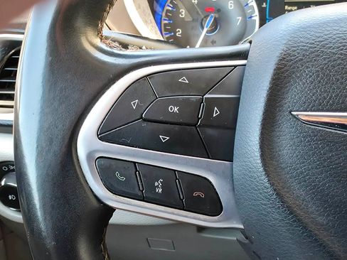 Used 2017 Chrysler Pacifica Touring-L w/ Tire & Wheel Group FWD image 21
