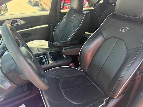 Used 2025 Chrysler Pacifica Limited FWD image 19