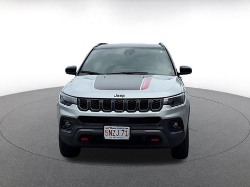 Used 2025 Jeep Compass Trailhawk w/ Trailer Tow Group AWD/4WD image 4