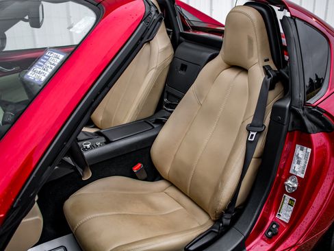 Used 2017 MAZDA MX-5 Miata RF Grand Touring image 16