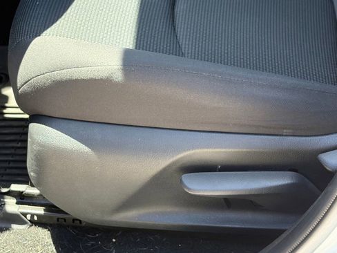 Used 2021 Toyota RAV4 LE AWD/4WD image 5