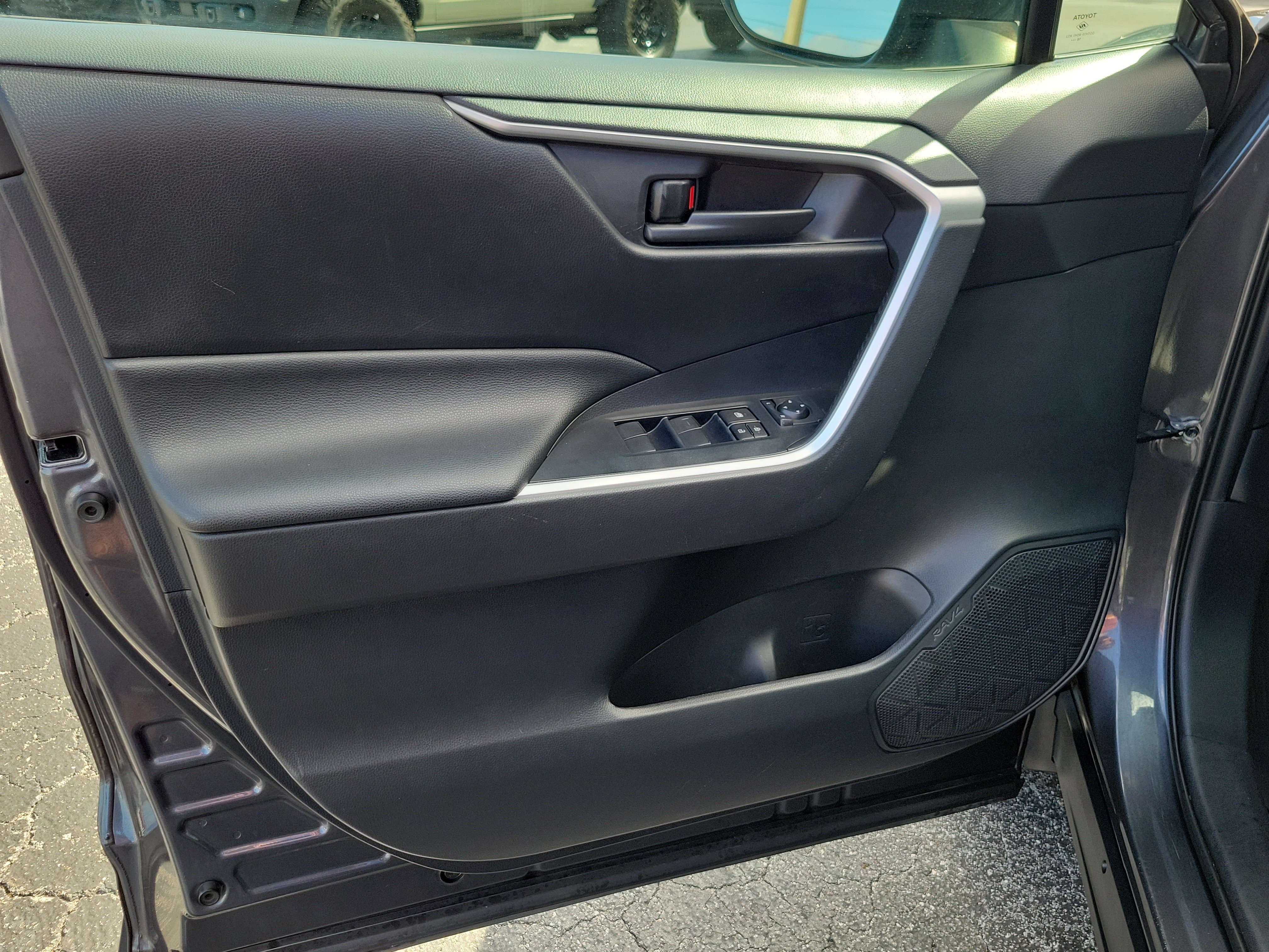 Used 2019 Toyota RAV4 LE FWD image 26