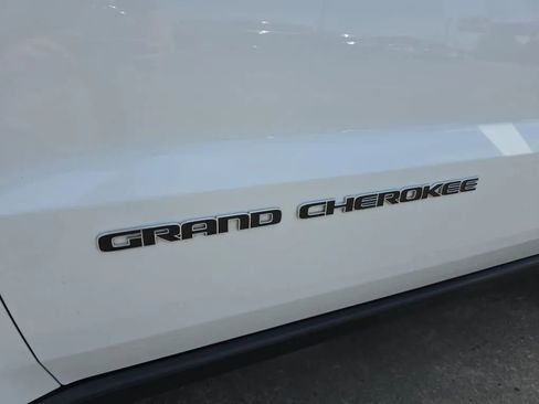 Used 2019 Jeep Grand Cherokee Limited image 13