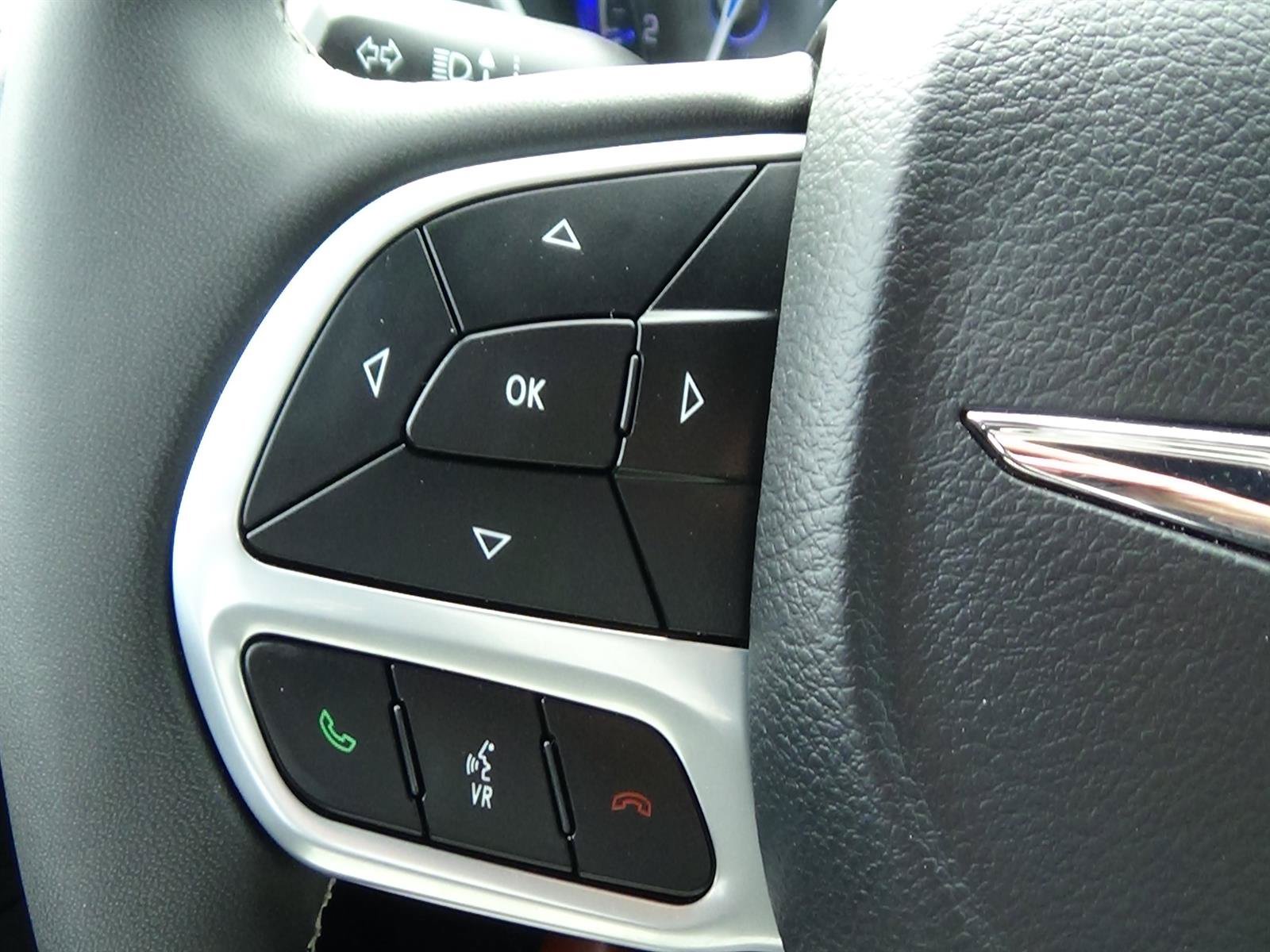 Certified 2025 Chrysler Pacifica Select FWD image 21