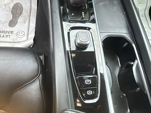 Used 2022 Volvo XC60 B5 Momentum image 23
