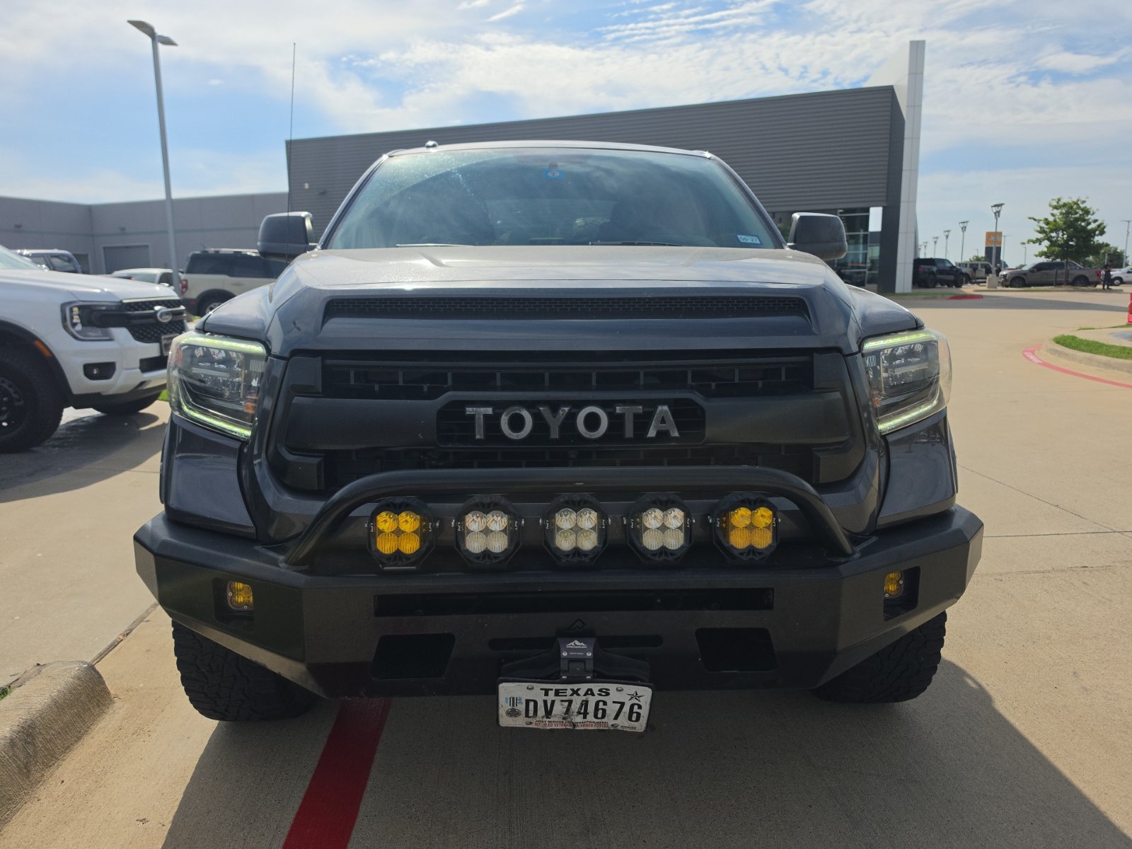 Used 2016 Toyota Tundra SR5 w/ SR5 Upgrade Package AWD/4WD image 2