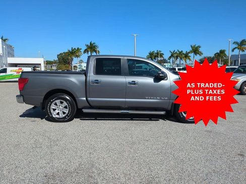 Used 2018 Nissan Titan SV image 4