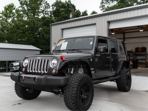 Used 2017 Jeep Wrangler Unlimited Sahara w/ Connectivity Group AWD/4WD image 1