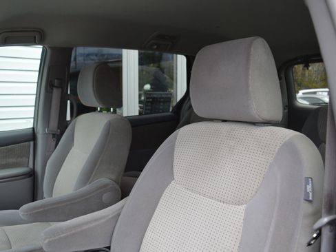 Used 2009 Toyota Sienna LE image 11