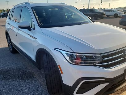 Used 2023 Volkswagen Tiguan SE w/ Panoramic Sunroof Package