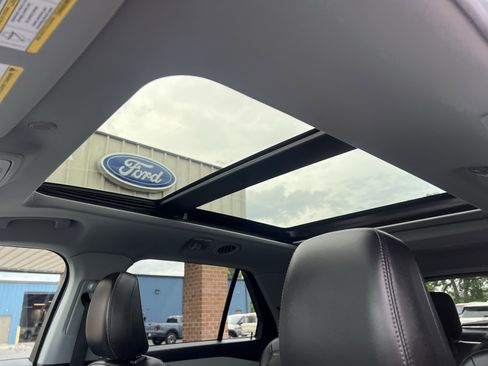 Used 2022 Ford Explorer XLT w/ Equipment Group 202A image 12