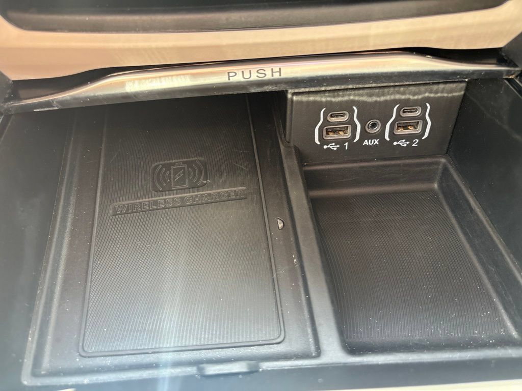 Used 2023 Chrysler Pacifica Limited FWD image 19