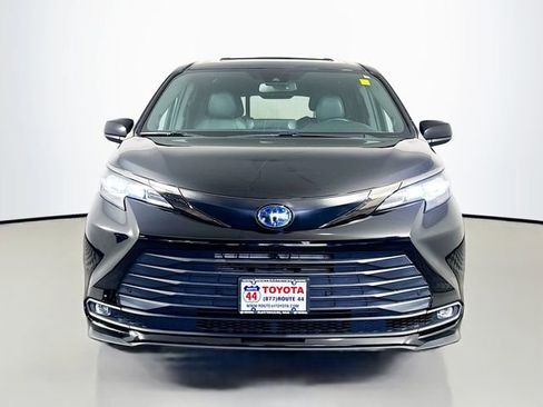 Certified 2022 Toyota Sienna XLE Woodland Edition AWD/4WD image 11
