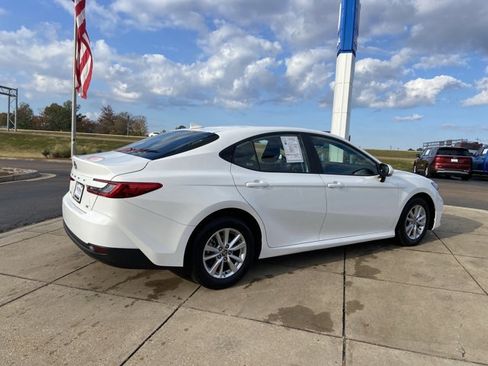 Used 2025 Toyota Camry LE image 11