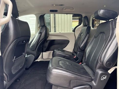 Used 2022 Chrysler Pacifica Touring-L FWD image 14