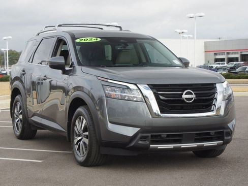 Used 2024 Nissan Pathfinder SL image 2