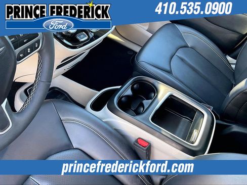 Used 2024 Chrysler Pacifica Touring-L image 15