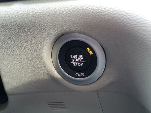 Used 2024 Chrysler Pacifica Touring-L FWD image 13