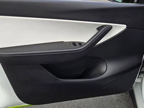 Used 2022 Tesla Model Y Performance image 10