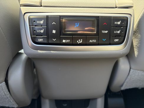 Used 2018 Toyota Highlander Limited Platinum AWD/4WD image 29