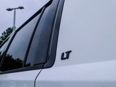 Used 2018 Chevrolet Suburban LT RWD image 5