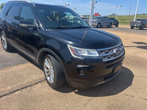 Used 2018 Ford Explorer XLT w/ Equipment Group 202A image 8