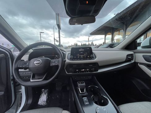 Used 2025 Nissan Rogue SV image 34