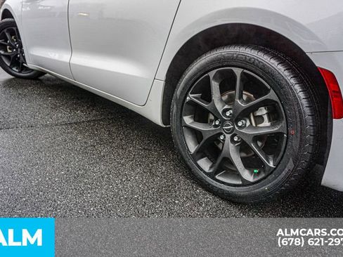 Used 2025 Chrysler Pacifica Limited image 17