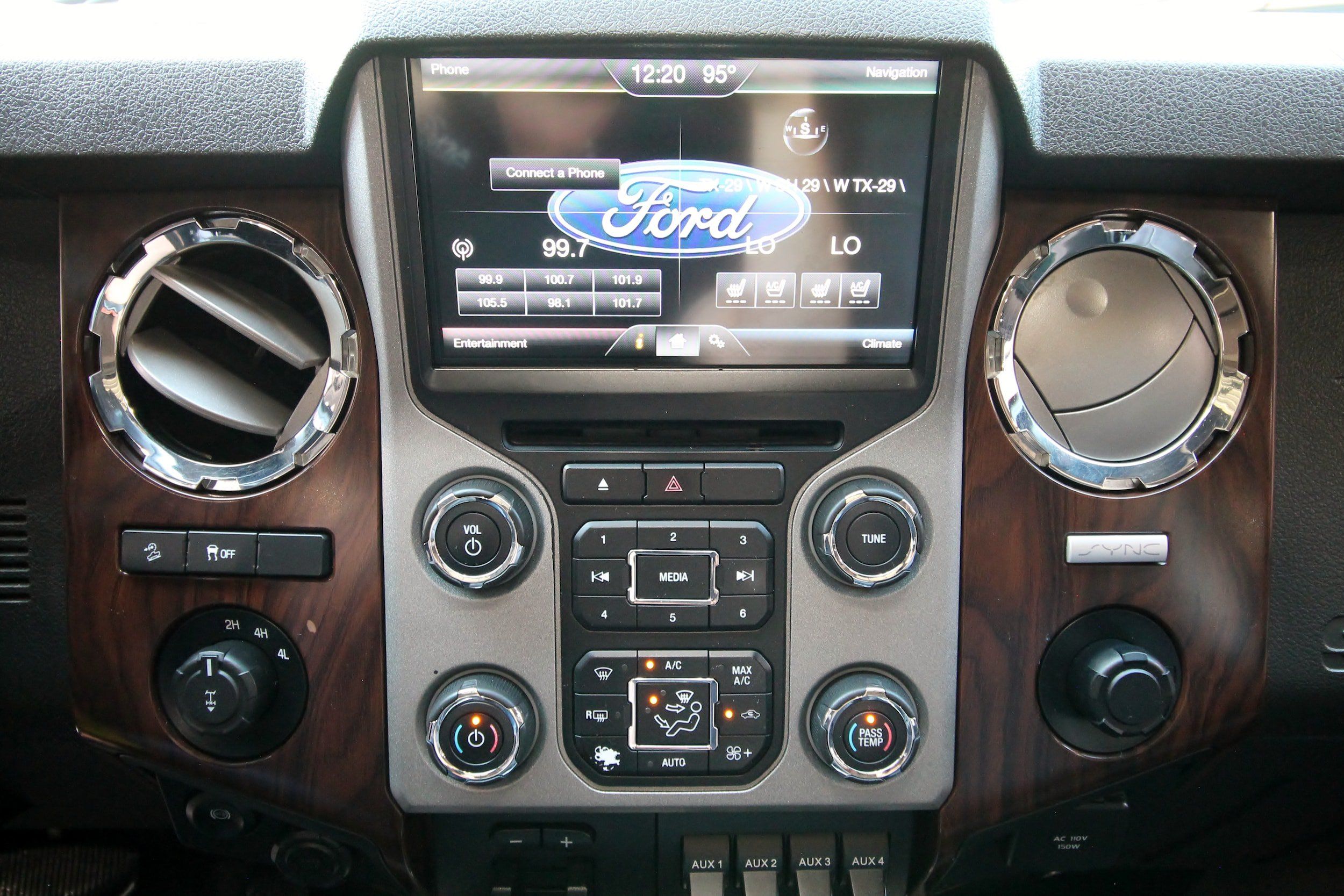 Used 2015 Ford F250 Lariat w/ Lariat Ultimate Package AWD/4WD image 28