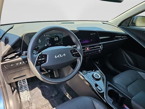 Used 2024 Kia Niro SX Touring FWD image 11