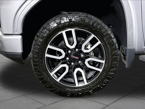 Used 2024 GMC Sierra 1500 AT4 w/ Technology Package AWD/4WD image 11