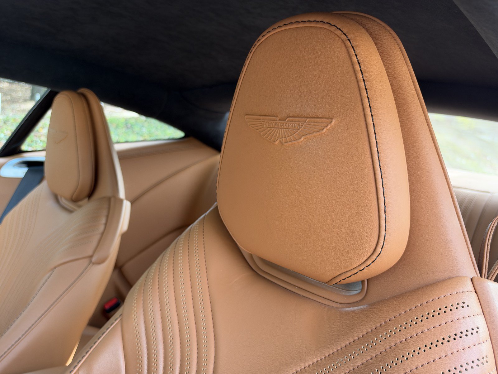 Used 2023 Aston Martin DB11 Coupe RWD image 33
