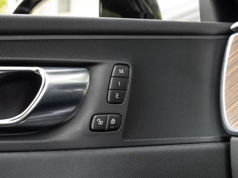 Used 2021 Volvo XC60 T5 Momentum w/ Premium Package image 18