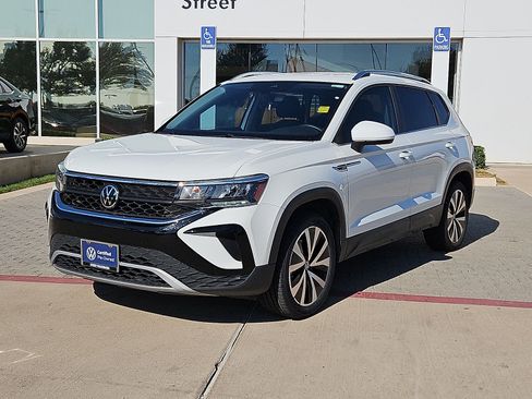 Used 2023 Volkswagen Taos SE w/ Panoramic Sunroof Package FWD image 4