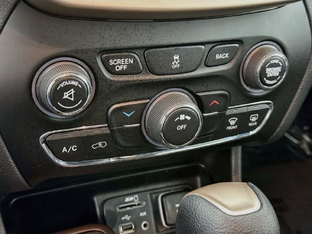 Used 2017 Jeep Cherokee Sport w/ Cold Weather Group AWD/4WD image 14