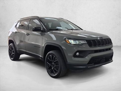 Used 2023 Jeep Compass Latitude AWD/4WD image 3